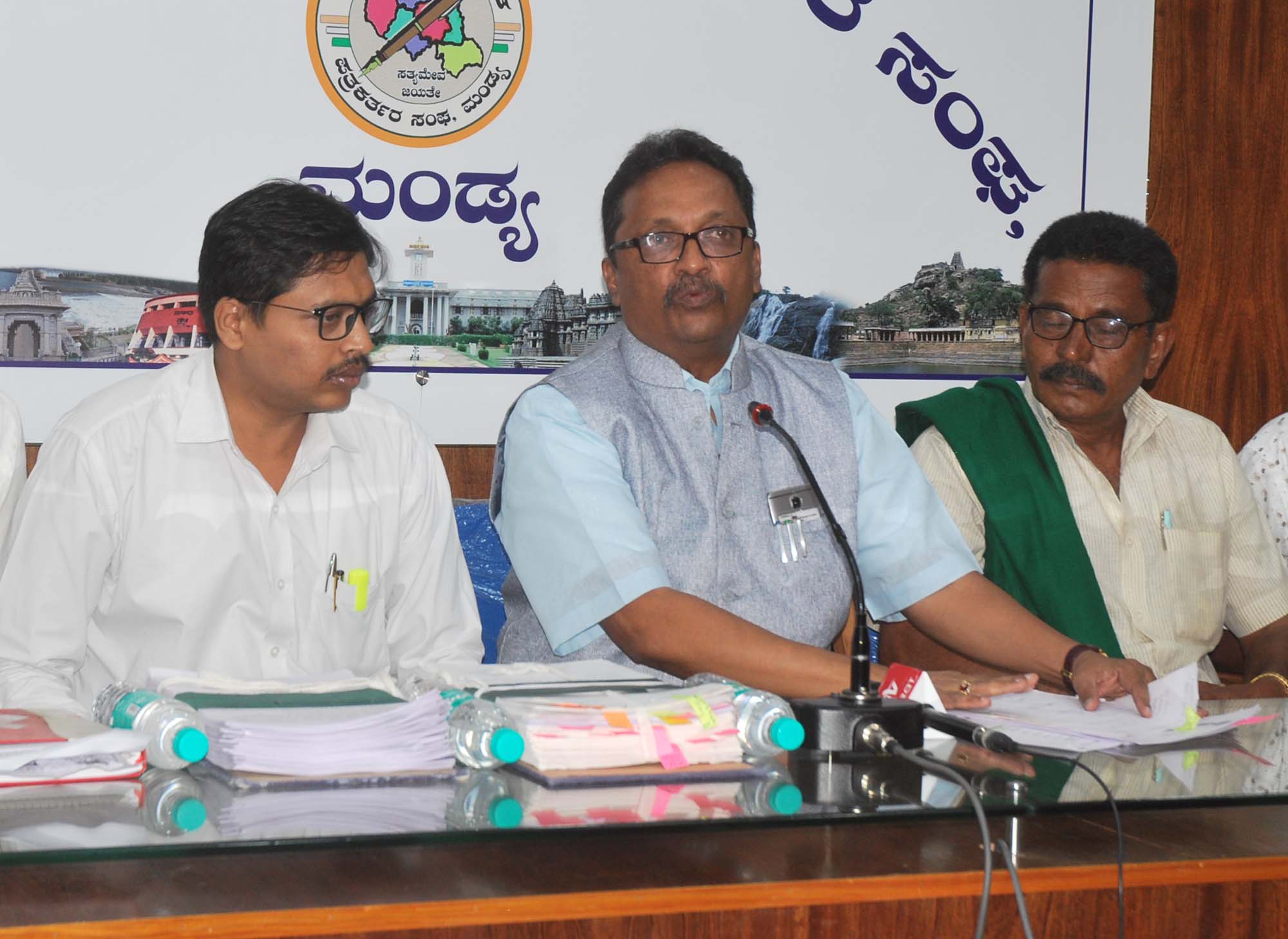 ಅಪ್ಪ ರೈತರ ಬಾಯಿಗೆ ಮಣ್ಣುಹಾಕಿದರೆ, ಮಗ ಬಂಡೆ ಎಳೆದ: ಆರ್‍ಟಿಐ ಕಾರ್ಯಕರ್ತ ಅಬ್ರಹಾಂ