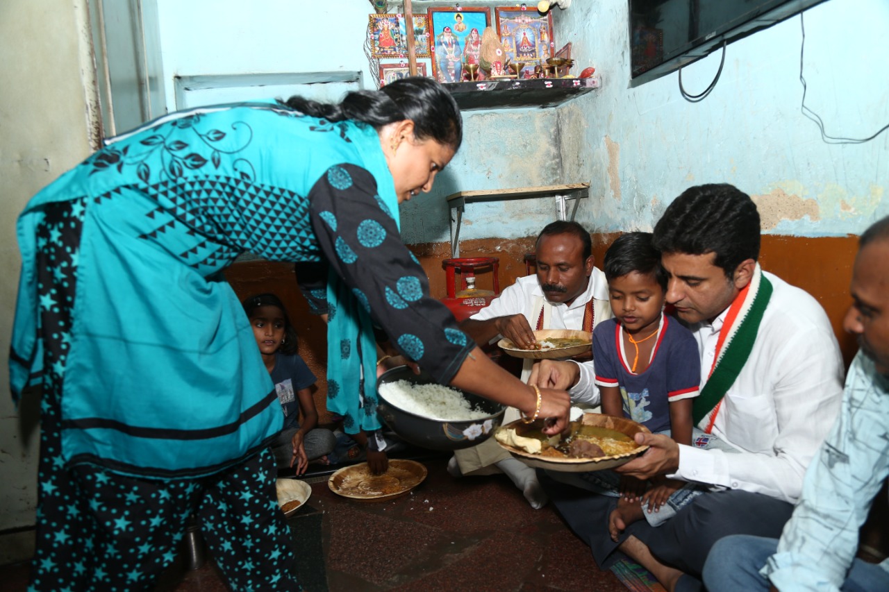 ರಾಗಿಮುದ್ದೆ-ಸೊಪ್ಪು ಸಾರು ಸವಿದು ಪ್ರಚಾರ ನಡೆಸಿದ ಕೈ ಅಭ್ಯರ್ಥಿ ರಿಝ್ವಾನ್ ಅರ್ಶದ್