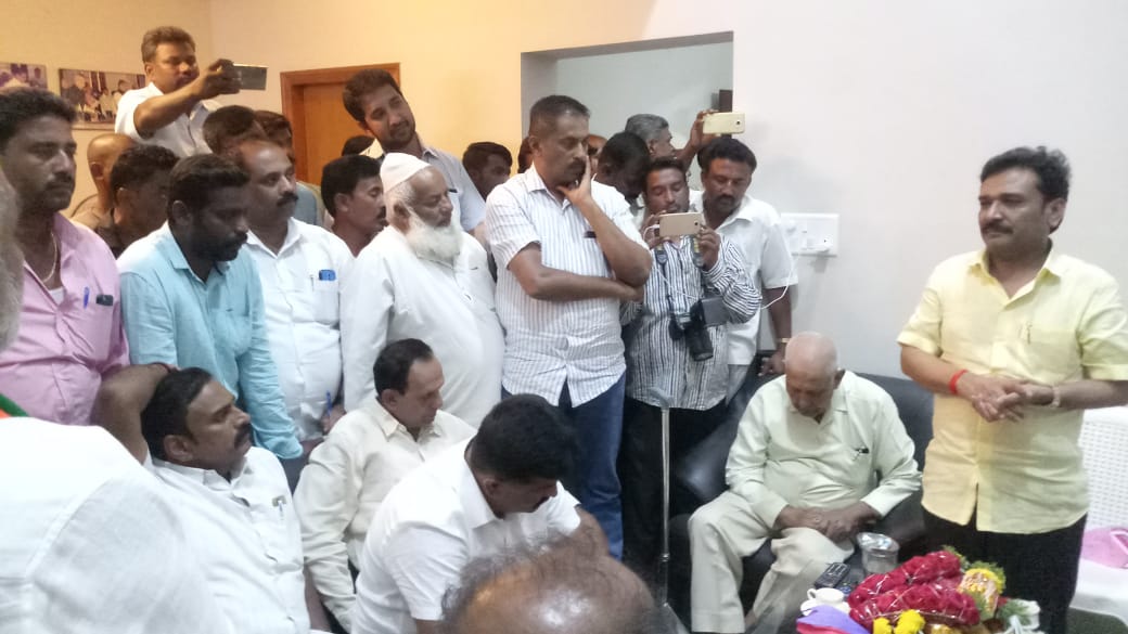 ಮೈತ್ರಿ ಅಭ್ಯರ್ಥಿ ಬೆಂಬಲಿಸಲು ಅಸಹಾಕಾರ: ಸಭೆಯಲ್ಲಿ ಗದ್ದಲ