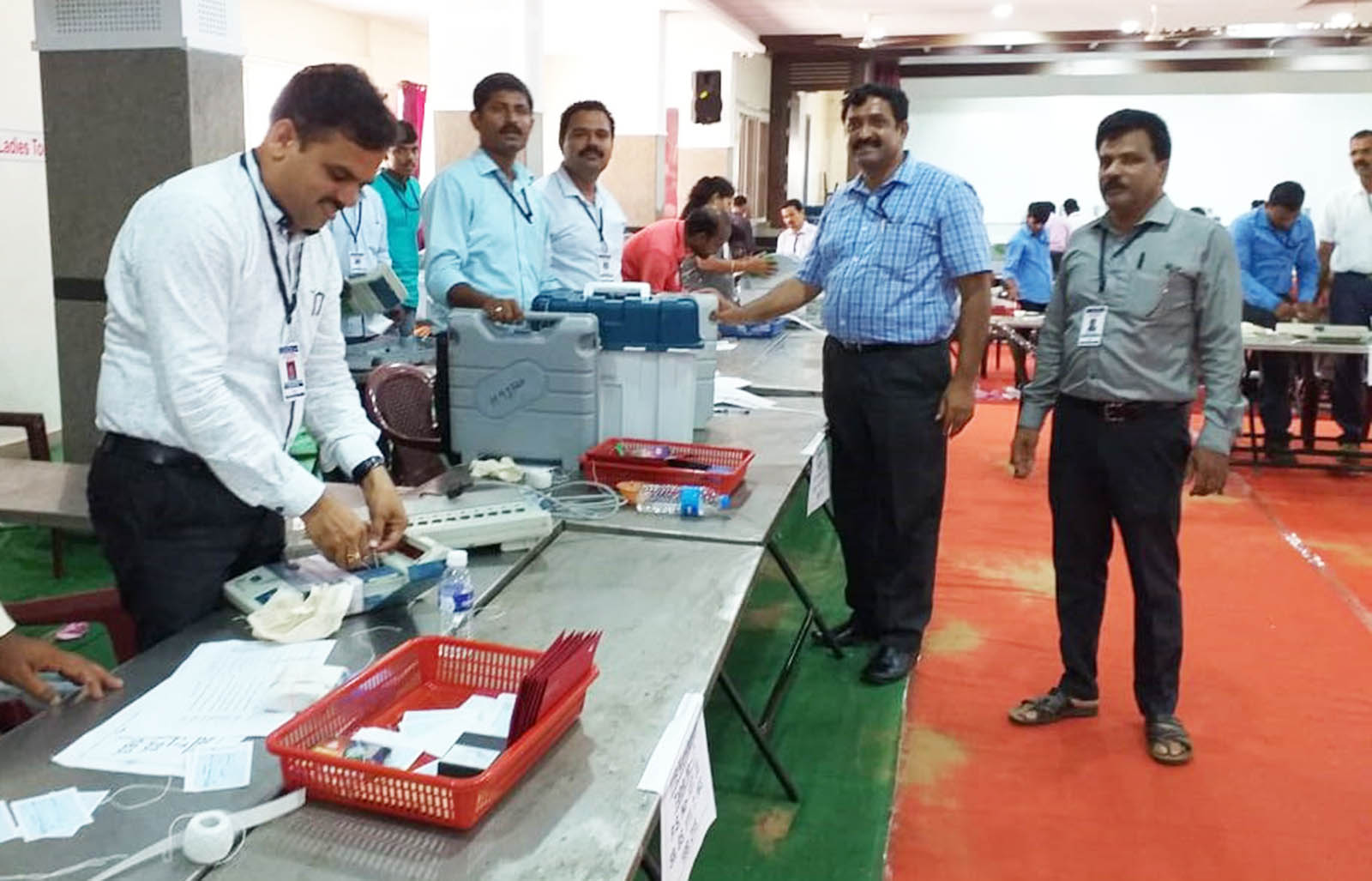 ಕುಂದಾಪುರ: ಇವಿಎಂ ಮತಯಂತ್ರಗಳಿಗೆ ಅಭ್ಯರ್ಥಿಗಳ ಹೆಸರುಗಳ ಜೋಡಣೆ