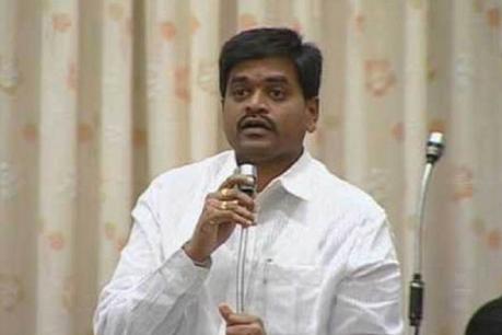 ಇವಿಎಂ ನೆಲಕ್ಕೆ ಬಡಿದ ಜನಸೇನಾ ಪಕ್ಷದ ಅಭ್ಯರ್ಥಿ!