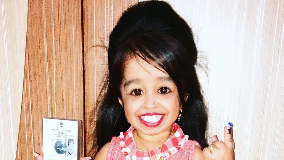 ವಿಶ್ವದ ಅತಿ ಗಿಡ್ಡ ಮಹಿಳೆ ಜ್ಯೋತಿಯಿಂದ ಮತದಾನ