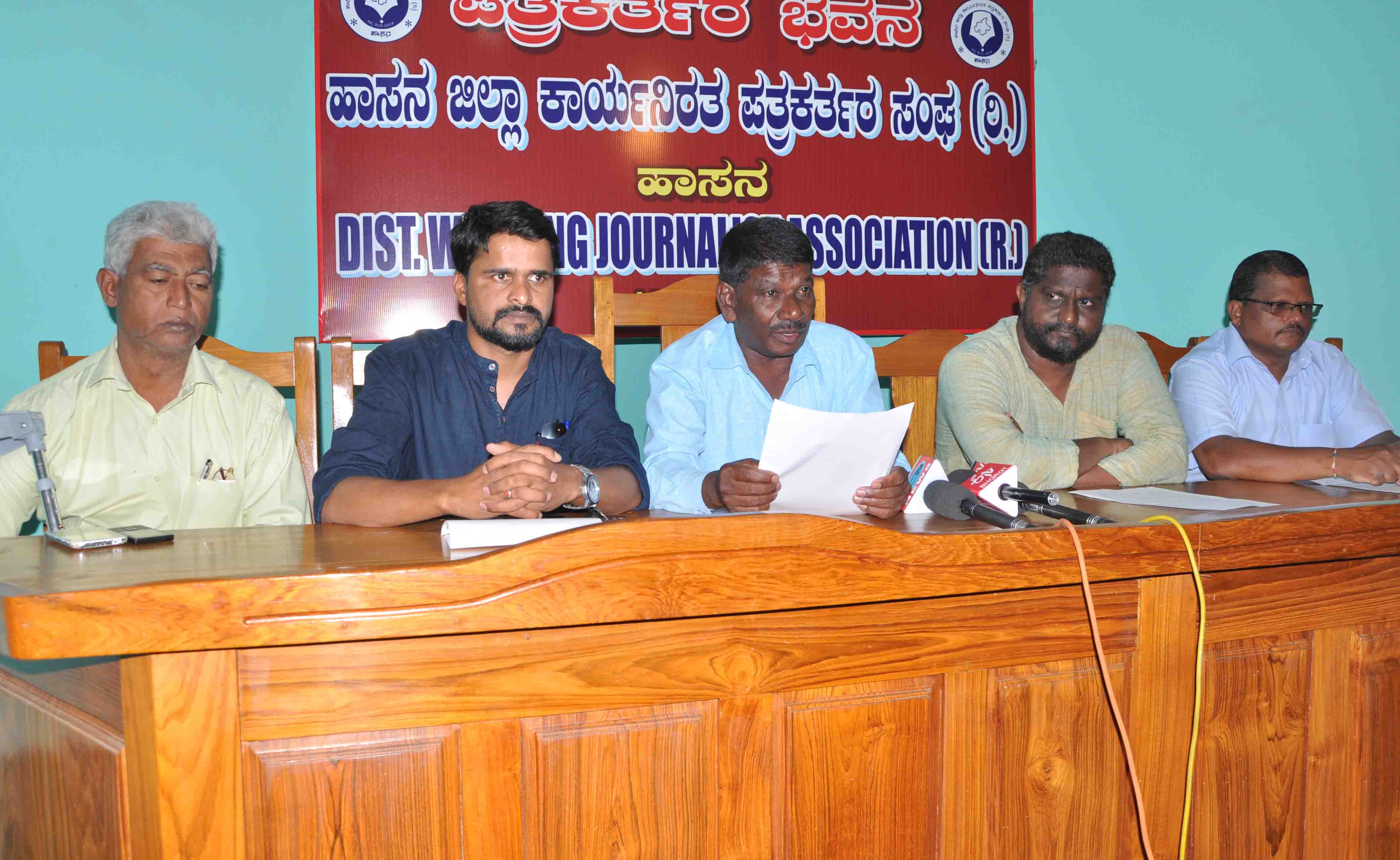 ಸಾಮಾಜಿಕ ಹೋರಾಟಗಾರ ಮಲ್ನಾಡ್ ಮೆಹಬೂಬ್ ಗಡಿಪಾರು ಖಂಡನೀಯ: ದಲಿತ ಮುಖಂಡ ಸಂದೇಶ್