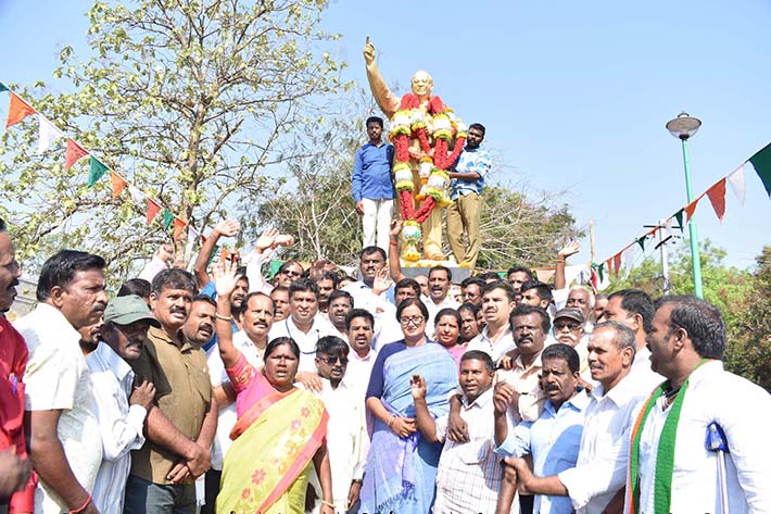 ನಿಖಿಲ್, ಸುಮಲತಾರಿಂದ ಅಂಬೇಡ್ಕರ್ ಪ್ರತಿಮೆಗೆ ಮಾಲಾರ್ಪಣೆ