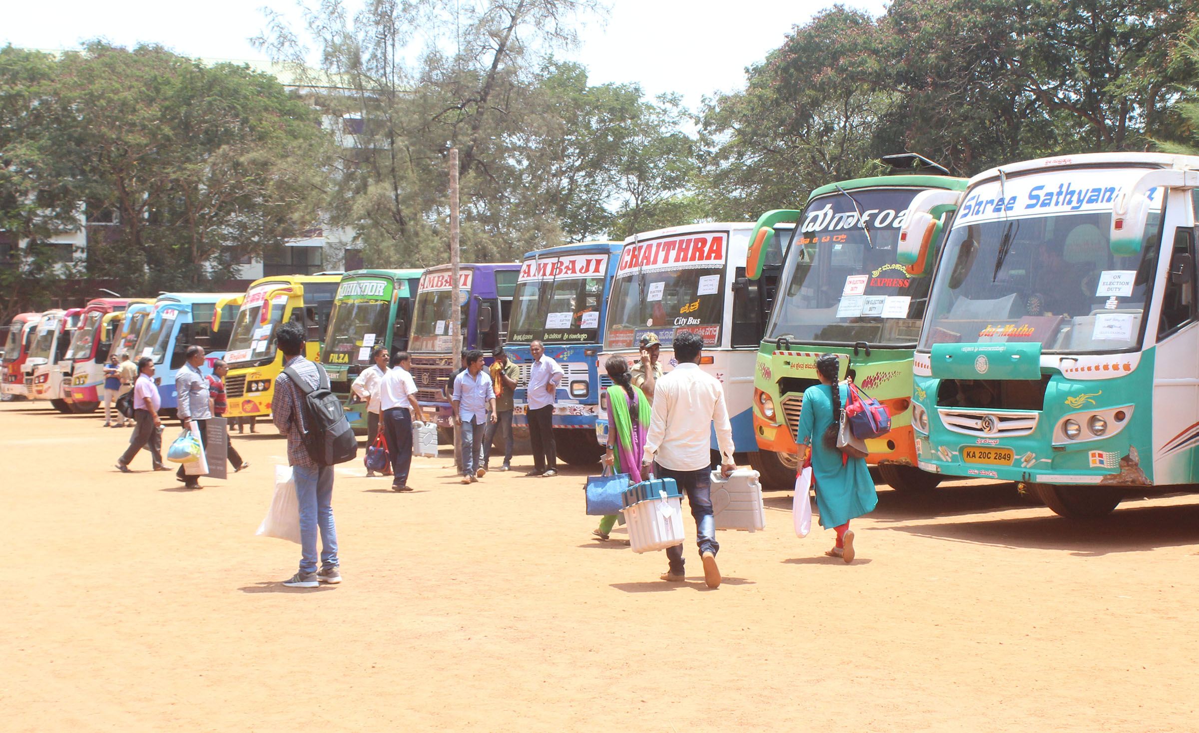 ಉಡುಪಿ: ಮತಯಂತ್ರಗಳೊಂದಿಗೆ ಮತಗಟ್ಟೆಗಳಿಗೆ ತೆರಳಿದ ಸಿಬ್ಬಂದಿ