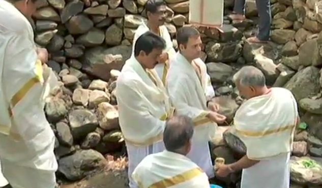 ಕುಟುಂಬಸ್ಥರಿಗೆ, ಪುಲ್ವಾಮ ಹುತಾತ್ಮರಿಗಾಗಿ ಪ್ರಾರ್ಥನೆ ಸಲ್ಲಿಸಿದ ರಾಹುಲ್ ಗಾಂಧಿ