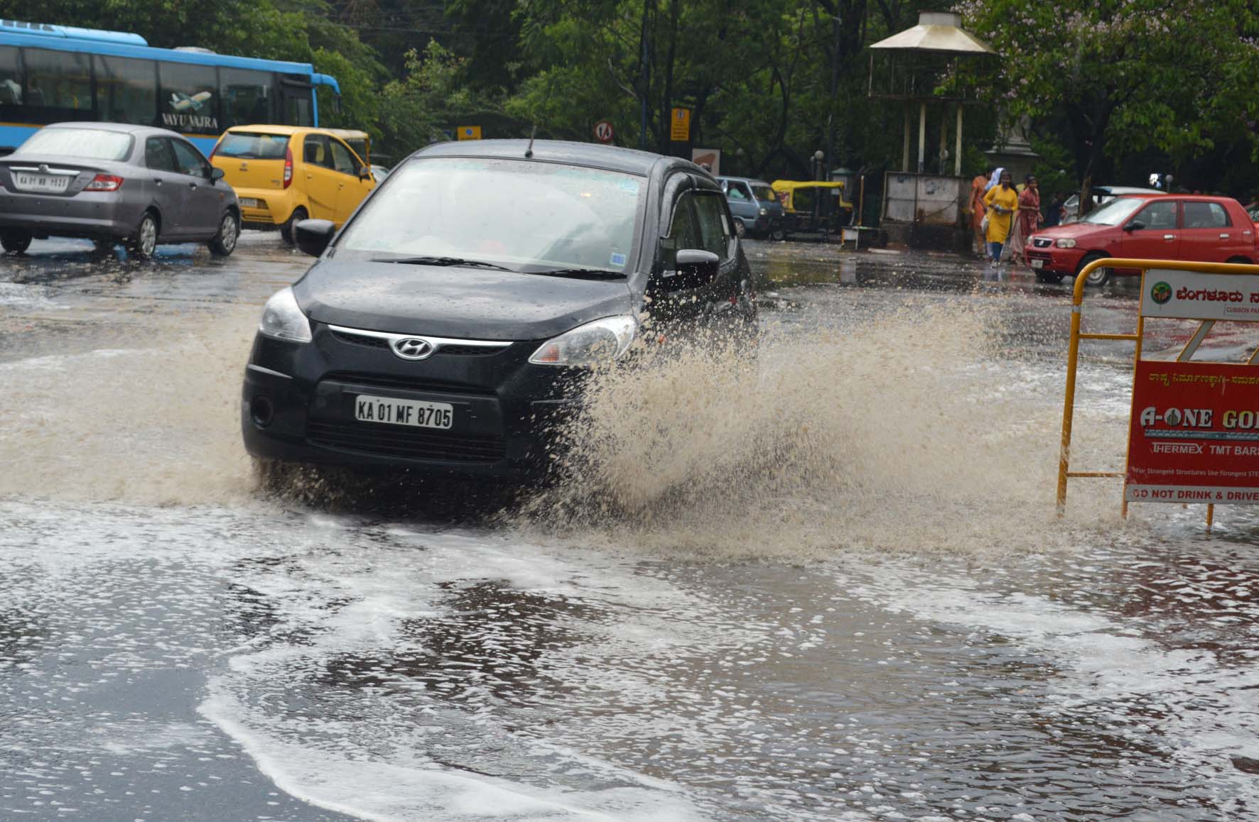 ಬೆಂಗಳೂರು: ಮೊದಲ ಮಳೆಗೆ ಬೈಕ್ ಸವಾರ ಸಾವು, ಮರಗಳು ಧರೆಗೆ
