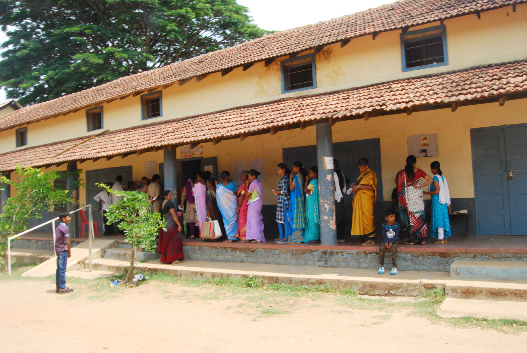 ಸುಂಟಿಕೊಪ್ಪದಲ್ಲಿ ಕೈಕೊಟ್ಟ ಮತಯಂತ್ರ: ಮತದಾನ 1 ಗಂಟೆ ತಡವಾಗಿ ಆರಂಭ