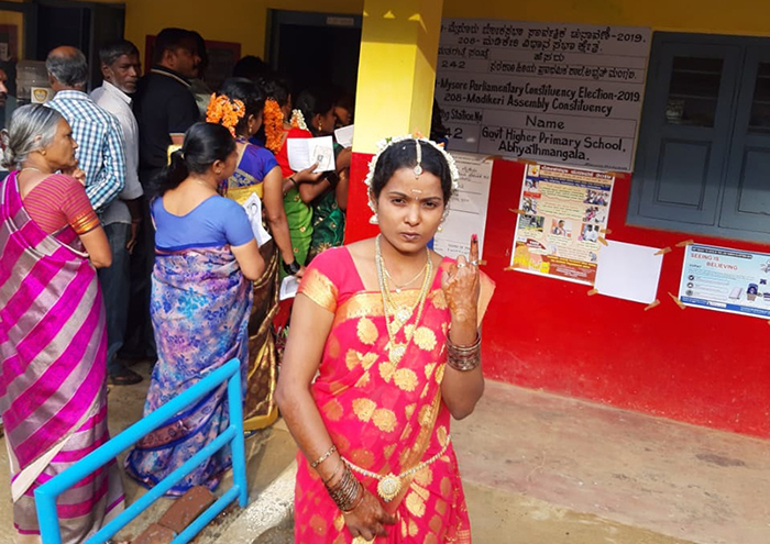ಮದುವೆ ಮಂಟಪದಿಂದ ಬಂದು ಮತ ಚಲಾಯಿಸಿದ ನವವಧು