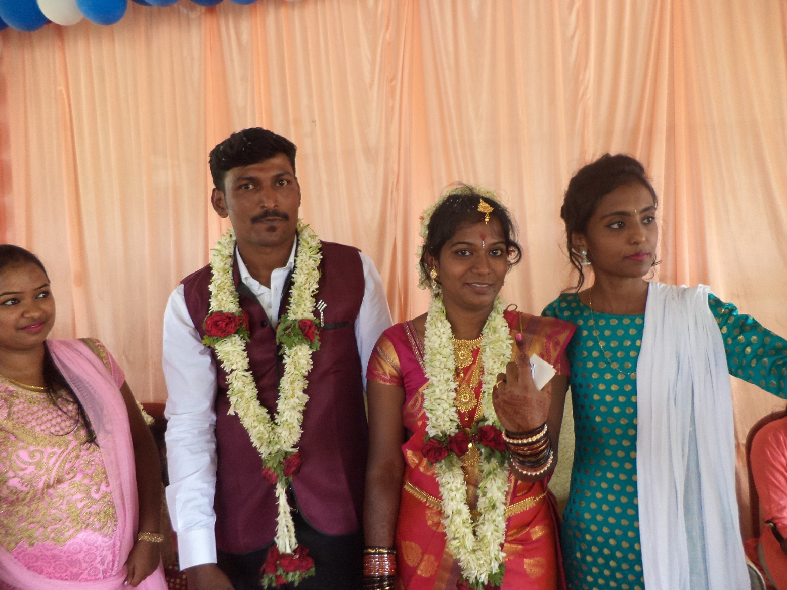 ಮಂಟಪಕ್ಕೂ ಮುನ್ನ ಮತಗಟ್ಟೆಗೆ ತೆರಳಿದ ವಧು-ವರರು: ತಾಂತ್ರಿಕ ದೋಷದಿಂದಾಗಿ ಮತ ಚಲಾಯಿಸದೆ ಹಿಂದಿರುಗಿದ ಯುವಕ