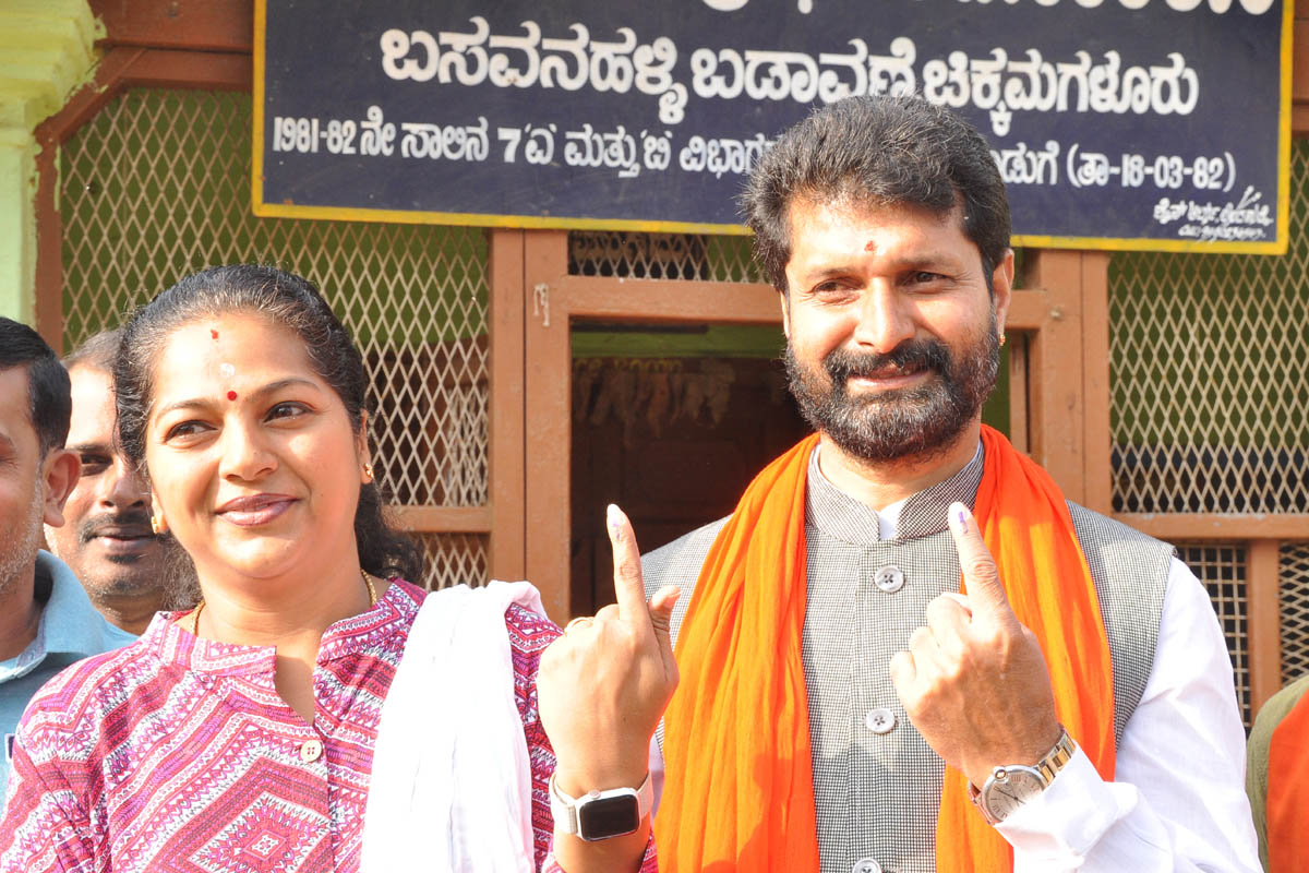 ಚಿಕ್ಕಮಗಳೂರು: ವಿವಿಧ ರಾಜಕೀಯ ನಾಯಕರು, ಗಣ್ಯರಿಂದ ಮತ ಚಲಾವಣೆ