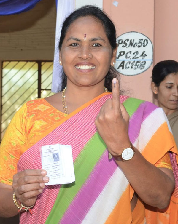 ಉಡುಪಿ ಕ್ಷೇತ್ರದ ಅಭ್ಯರ್ಥಿ ಶೋಭಾ ಕರಂದ್ಲಾಜೆ ಬೆಂಗಳೂರಿನಲ್ಲಿ ಮತದಾನ !