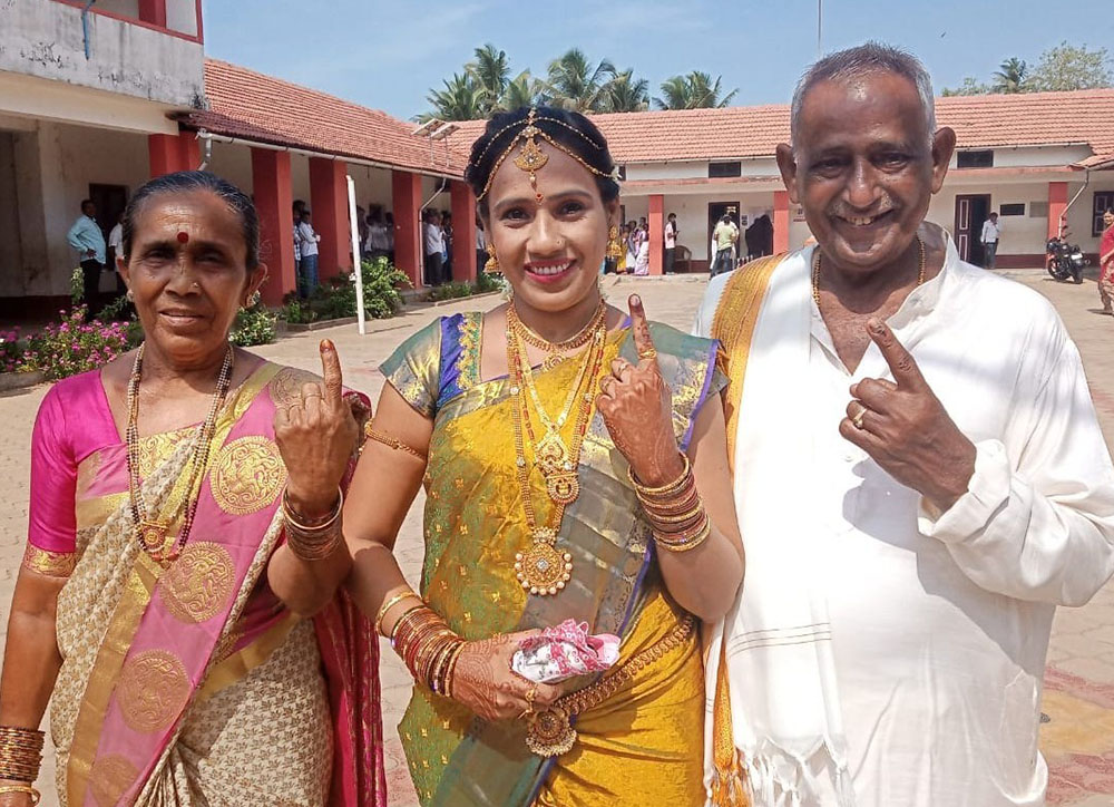 ಉಡುಪಿ: ಮತದಾನದ ಹಕ್ಕು ಚಲಾಯಿಸಿದ ನೂತನ ವಧು, ವರರು