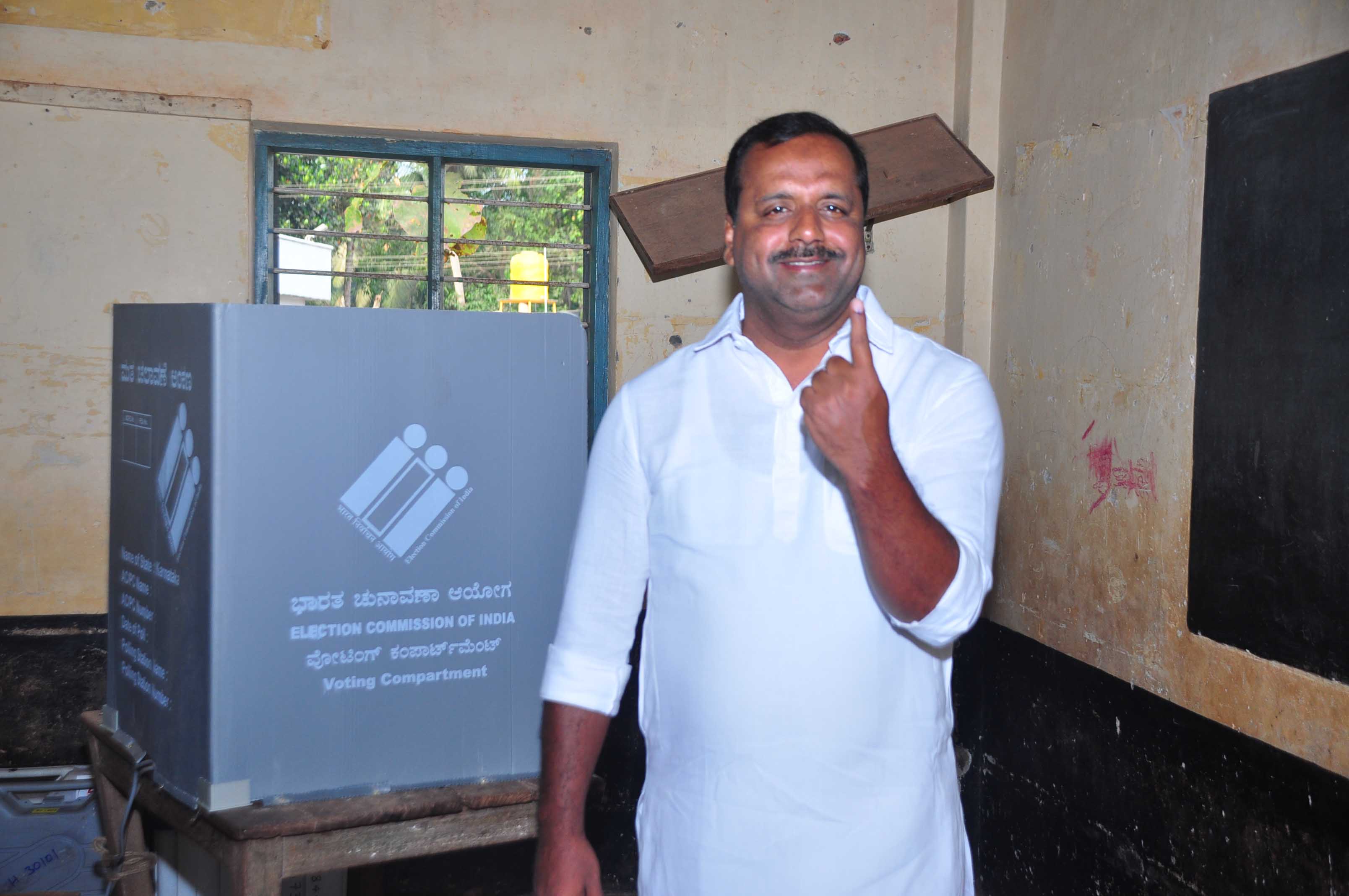 ಬೋಳಿಯಾರ್ ಶಾಲೆಯಲ್ಲಿ ಯು.ಟಿ.ಖಾದರ್ ಮತದಾನ