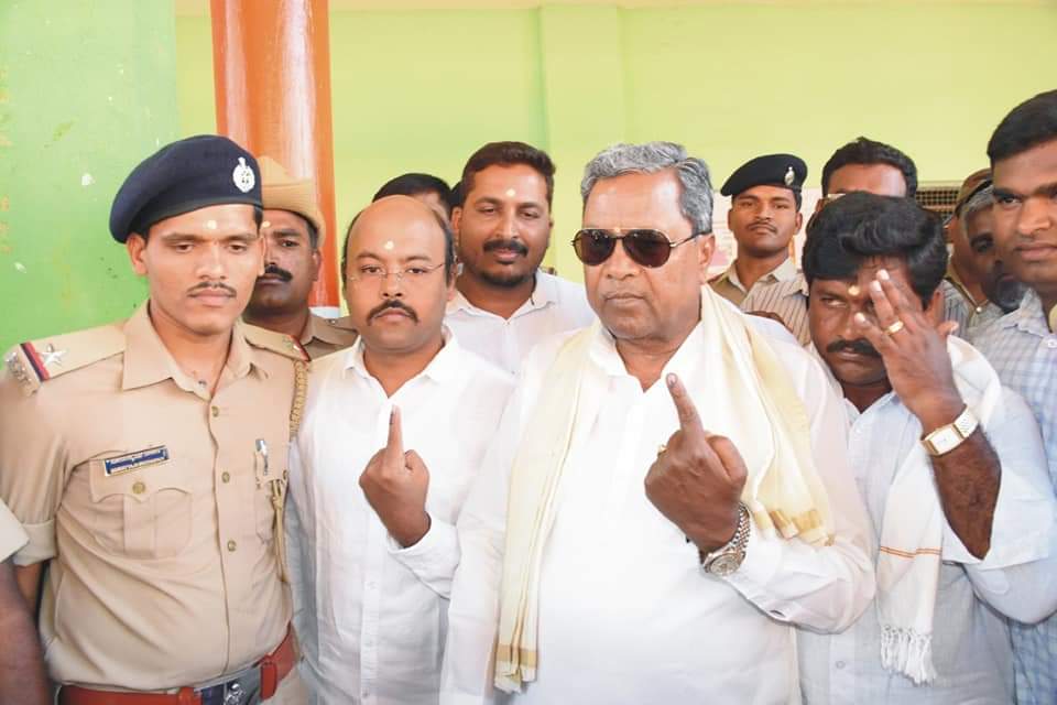 ಸಿದ್ದರಾಮನಹುಂಡಿಯಲ್ಲಿ ಮಾಜಿ ಸಿಎಂ ಸಿದ್ದರಾಮಯ್ಯ ಮತದಾನ