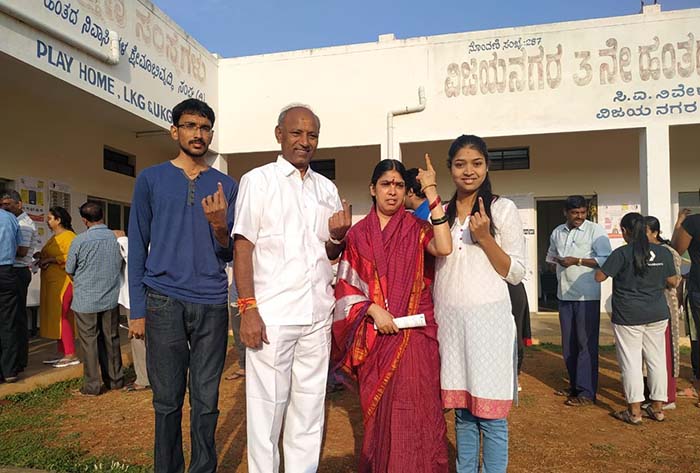 ಮೈಸೂರು-ಕೊಡಗು ಲೋಕಸಭಾ ಕ್ಷೇತ್ರ: ವಿಜಯಶಂಕರ್, ಪ್ರತಾಪ್ ಸಿಂಹ ಹಕ್ಕು ಚಲಾವಣೆ