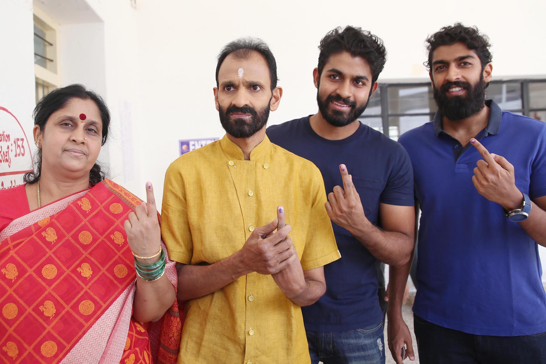 ಸರದಿ ಸಾಲಿನಲ್ಲಿ ನಿಂತು ಮತ ಚಲಾಯಿಸಿದ ಸ್ಯಾಂಡಲ್‌ವುಡ್ ನಟ-ನಟಿಯರು