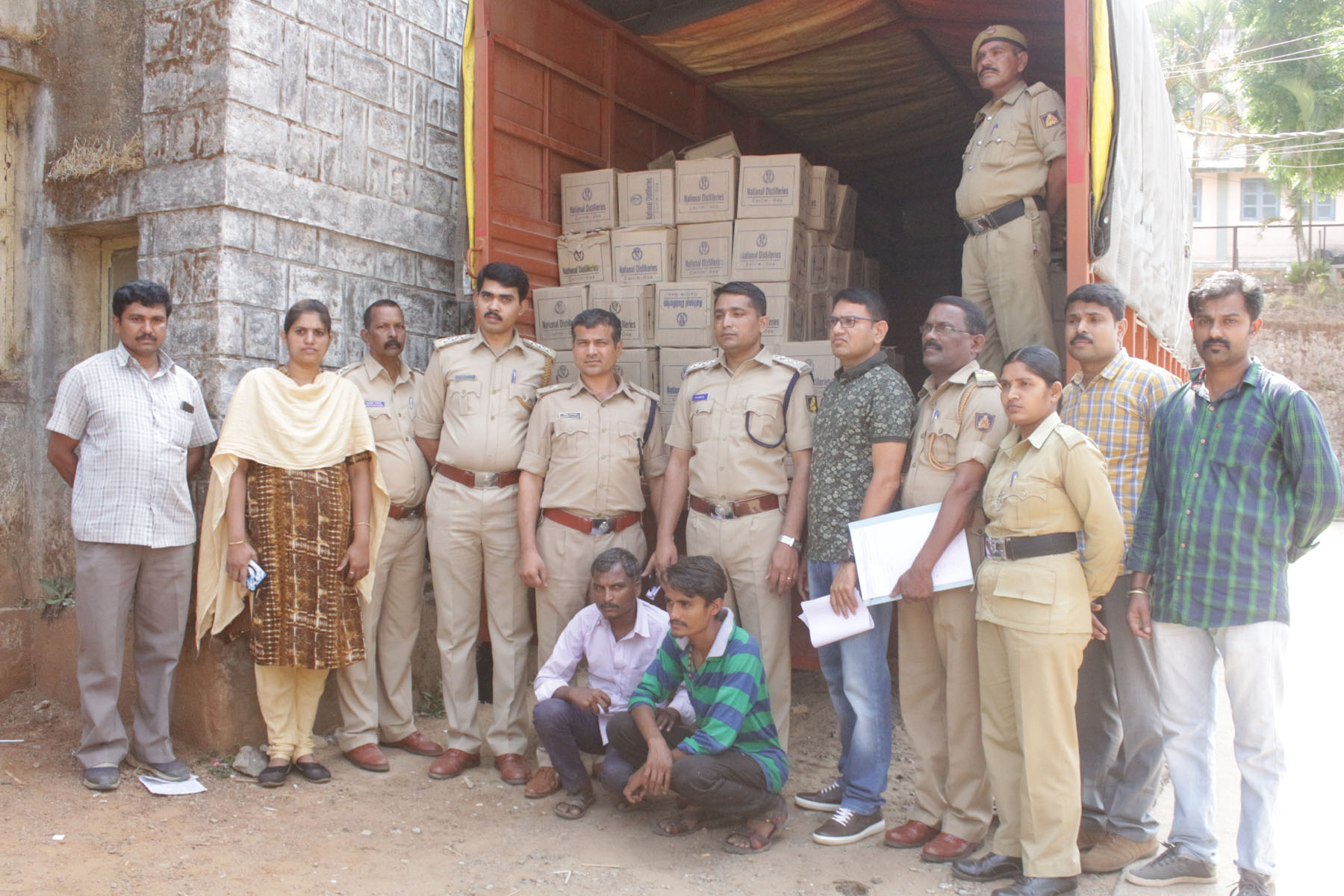 ಕೇರಳಕ್ಕೆ ಅಕ್ರಮ ಮದ್ಯ ಸಾಗಾಟ ಯತ್ನ: 28 ಲಕ್ಷ ರೂ.ಮೌಲ್ಯದ ಮಾಲು ವಶ- ಇಬ್ಬರ ಬಂಧನ