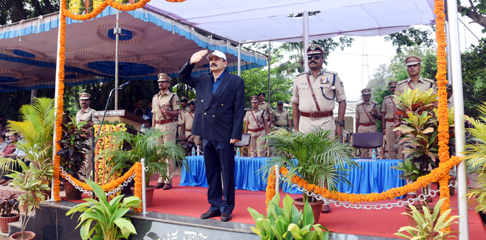 ಮಂಗಳೂರು: ಪೊಲೀಸ್ ಧ್ವಜ-ಕಲ್ಯಾಣ ದಿನಾಚರಣೆ