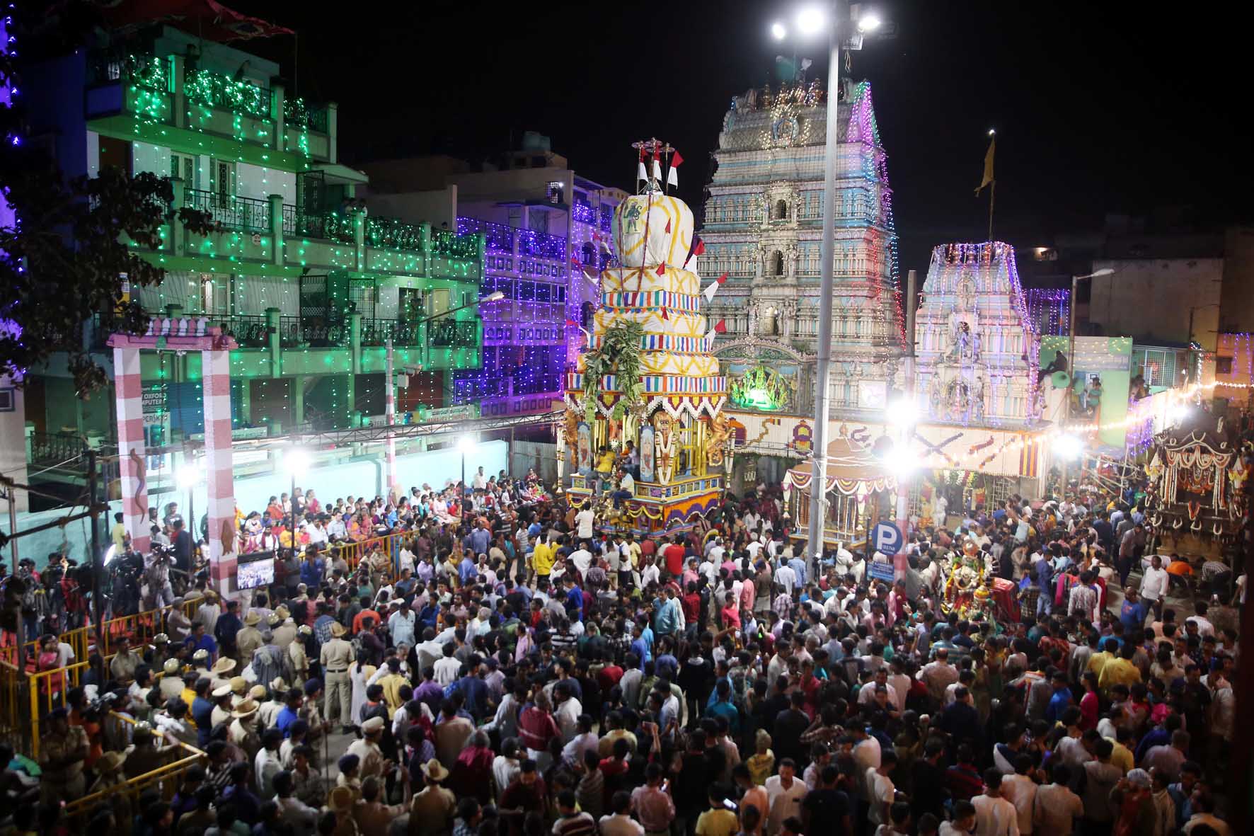 ಕರಗ ಉತ್ಸವ ಕಣ್ತುಂಬಿಕೊಂಡ ಸಾವಿರಾರು ಜನತೆ