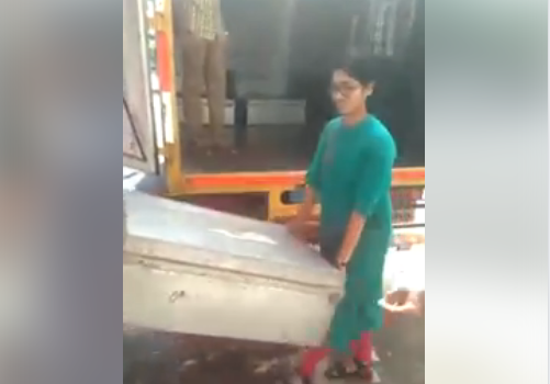 ಭಾರವಾದ ಮತಗಟ್ಟೆ ಸಾಮಗ್ರಿ ಸಾಗಿಸಲು ಸಿಬ್ಬಂದಿ ಜೊತೆ ಕೈಜೋಡಿಸಿದ ಜಿಲ್ಲಾಧಿಕಾರಿ