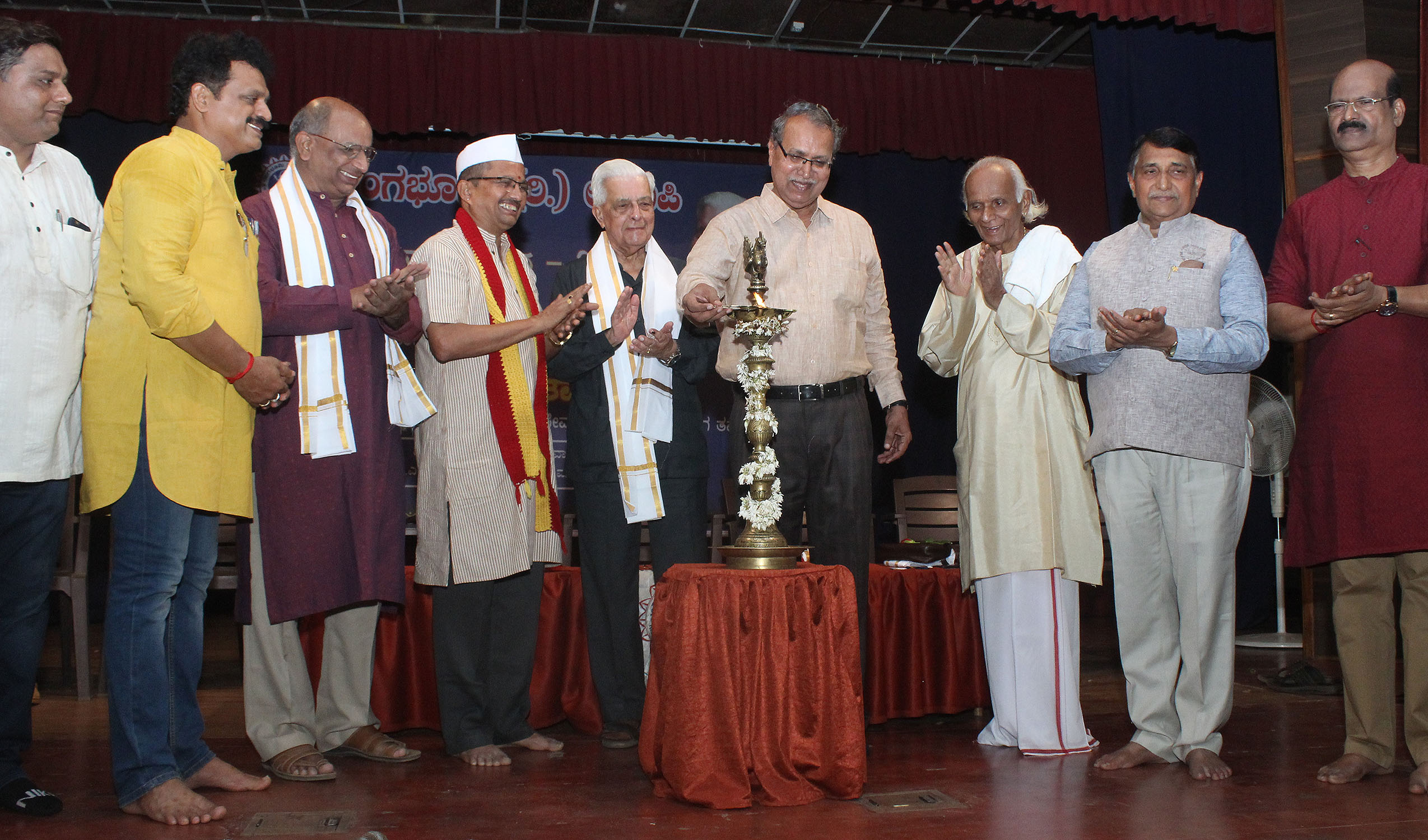 ರಂಗಭೂಮಿಗೆ ಛಿದ್ರಗೊಂಡ ಮನುಷ್ಯರನ್ನು ಒಗ್ಗೂಡಿಸುವ ಶಕ್ತಿ: ಡಾ.ವಿವೇಕ್ ರೈ