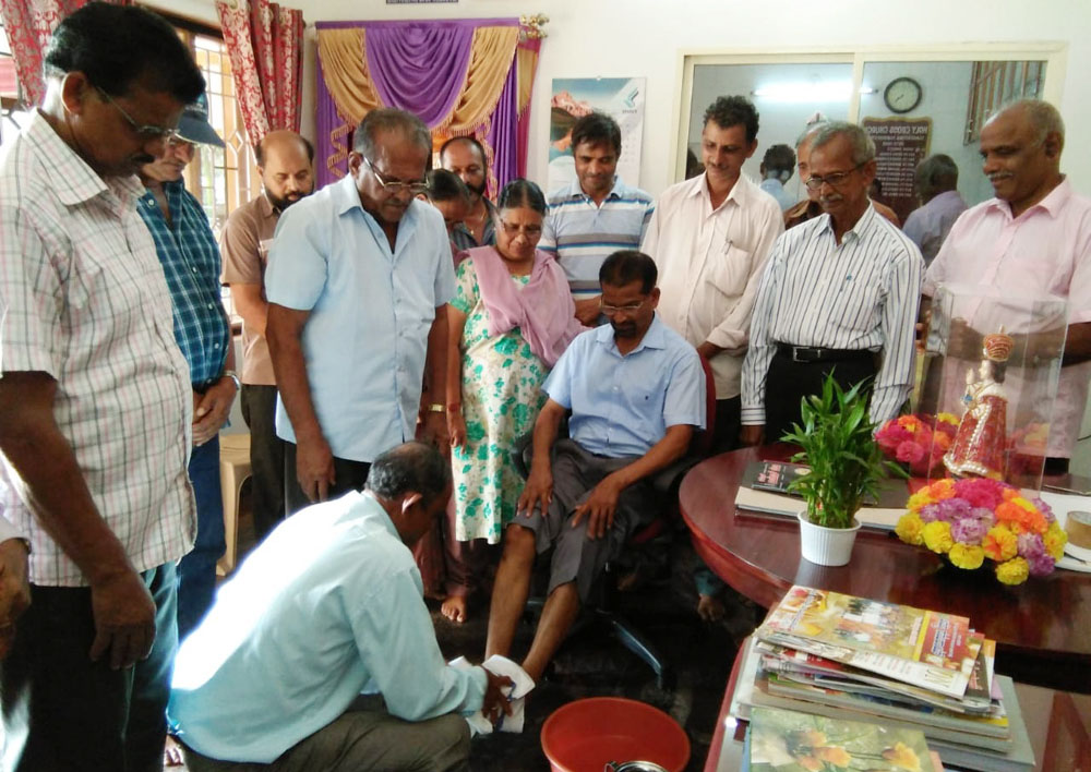 ಧರ್ಮಗುರುಗಳ ಪಾದ ತೊಳೆದ ಪಾಂಬೂರು ಸೊಸೈಟಿ ಸದಸ್ಯರು