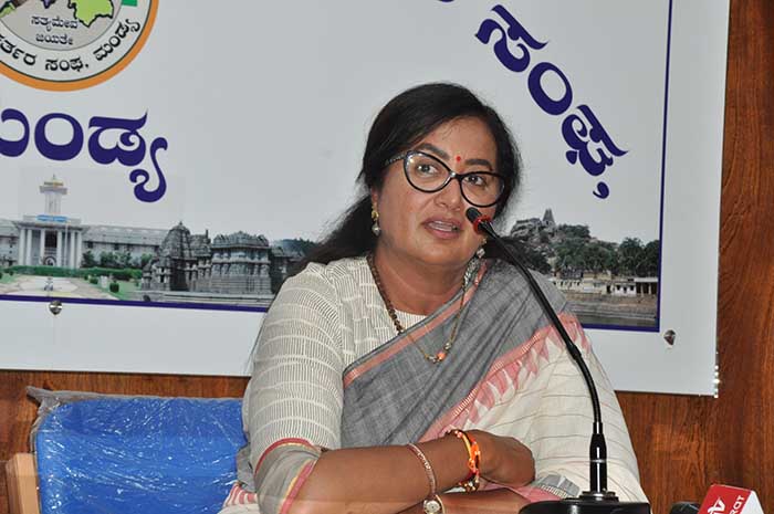 ನನ್ನ ಪರವಾಗಿ ನಿಂತವರಿಗೆ ಕಿರುಕುಳ ನೀಡಲಾಗುತ್ತಿದೆ: ಸುಮಲತಾ ಆರೋಪ