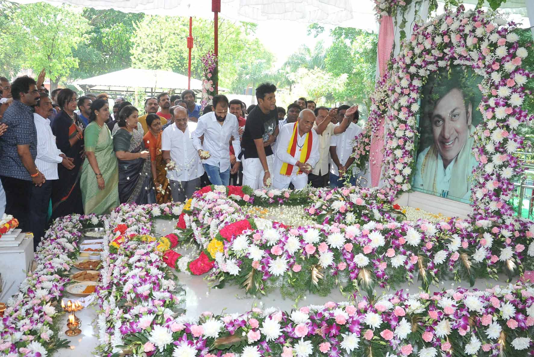 ವರನಟ ಡಾ.ರಾಜ್‌ ಕುಮಾರ್‌ಗೆ ಅಭಿಮಾನಿಗಳ ನಮನ