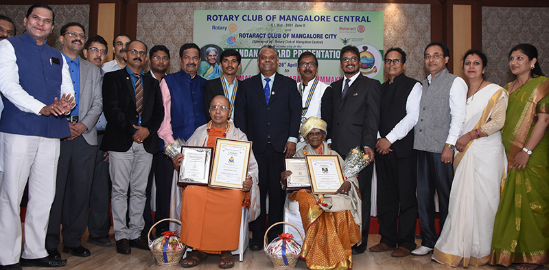 ಸಾಲುಮರದ ತಿಮ್ಮಕ್ಕ, ರಾಮಕೃಷ್ಣ ಮಿಷನ್‌ಗೆ ರೋಟರಿ ವಂದನಾ ಪ್ರಶಸ್ತಿ ಪ್ರದಾನ