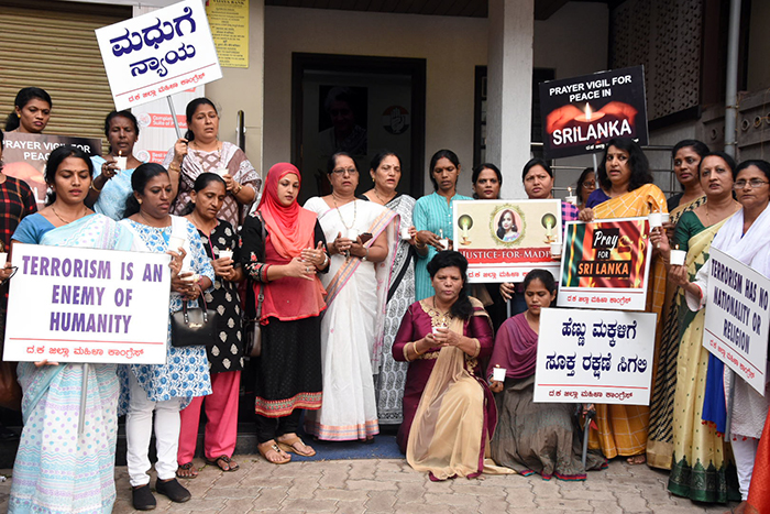 ಮಂಗಳೂರು: ಶ್ರೀಲಂಕಾ ಸ್ಫೋಟ ಸಂತ್ರಸ್ತರಿಗೆ ಮಹಿಳಾ ಕಾಂಗ್ರೆಸ್ ನಿಂದ ಶ್ರದ್ಧಾಂಜಲಿ