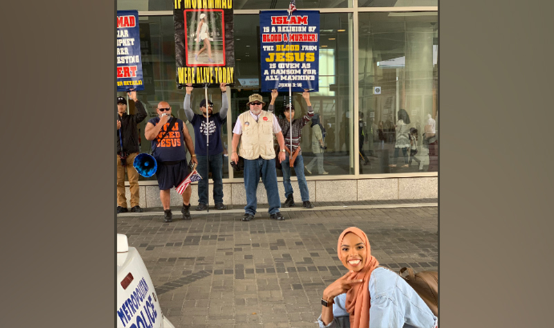 ಇಸ್ಲಾಂ ವಿರೋಧಿ ಪ್ರತಿಭಟನೆ ವೇಳೆ ಈ ಮುಸ್ಲಿಂ ಮಹಿಳೆ ಮಾಡಿದ ಕೆಲಸಕ್ಕೆ ವ್ಯಾಪಕ ಪ್ರಶಂಸೆ