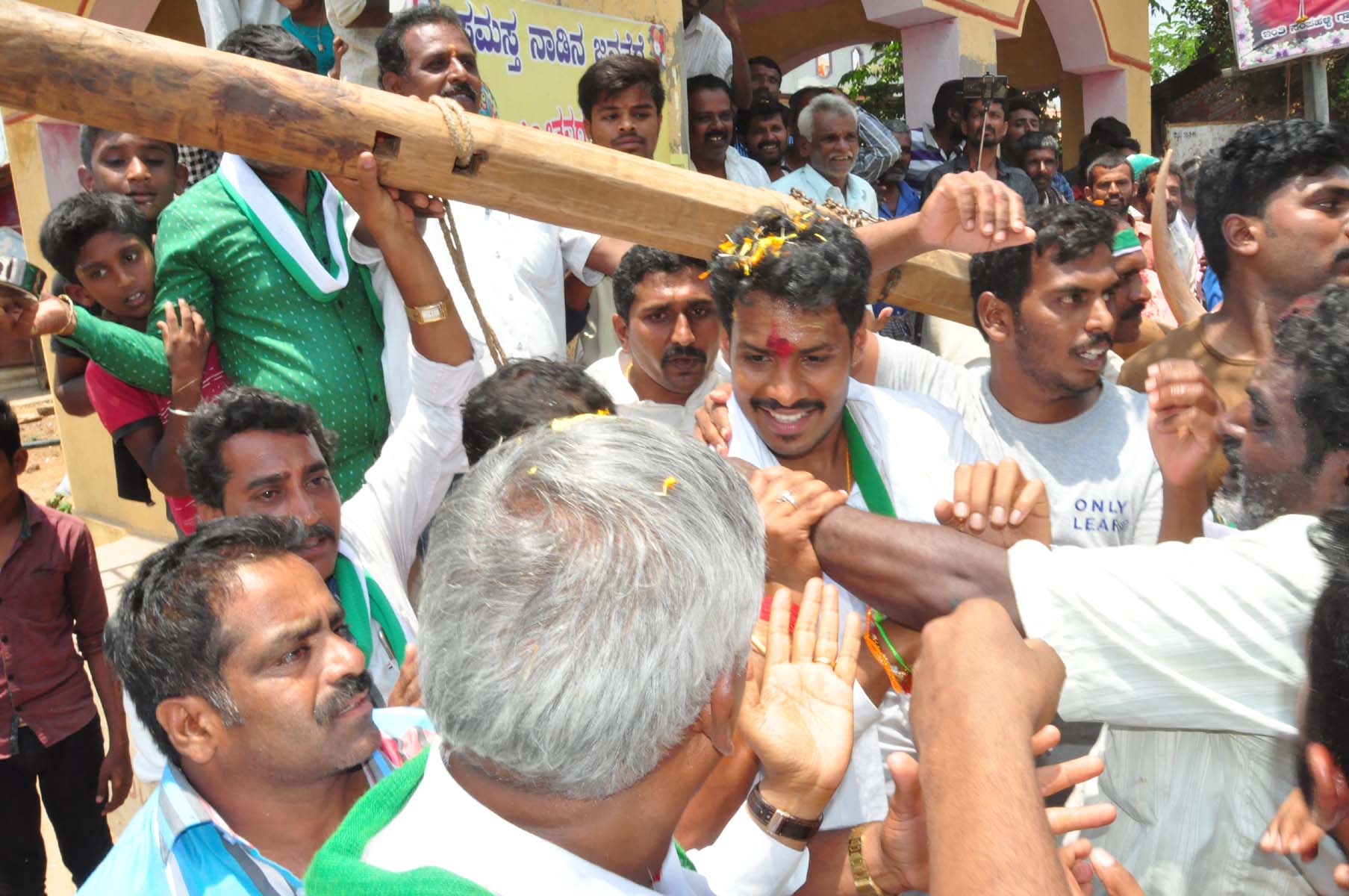 ಮೇಲುಕೋಟೆಯಲ್ಲಿ ನಿಖಿಲ್ ಭರ್ಜರಿ ಪ್ರಚಾರ: ಸಚಿವ ಪುಟ್ಟರಾಜು, ಮುಖಂಡರ ಸಾಥ್
