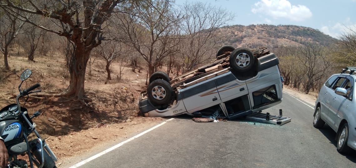 ಹನೂರು: ಚಾಲಕನ ನಿಯಂತ್ರಣ ತಪ್ಪಿ ಕಾರು ಪಲ್ಟಿ