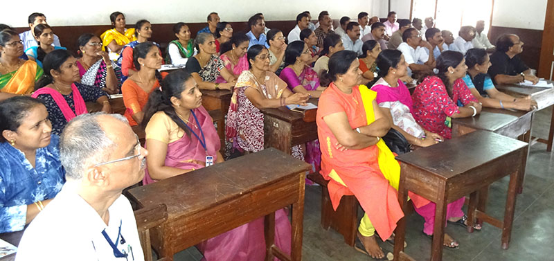 ಸಿಬ್ಬಂದಿ ಮಧ್ಯೆ ಕುಳಿತು ಚುನಾವಣಾ ತರಬೇತಿ ಪಡೆದ ಉಡುಪಿ ಜಿಲ್ಲಾಧಿಕಾರಿ !