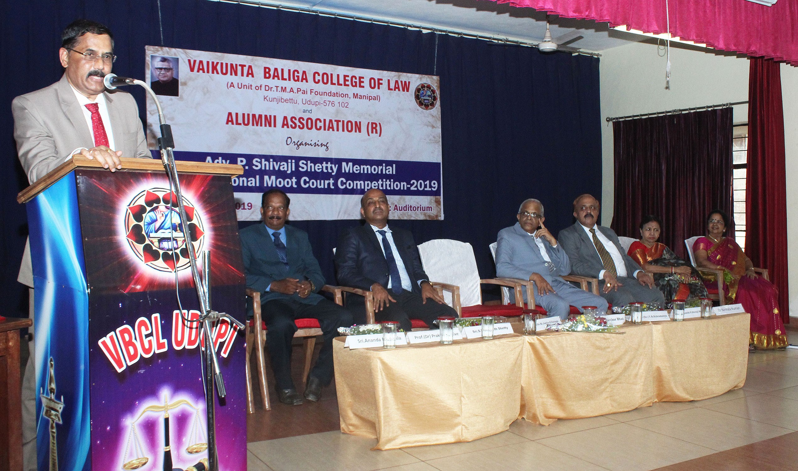 ಆಂತರಿಕ ಶತ್ರುಗಳಿಂದ ಪ್ರಜಾಪ್ರಭುತ್ವ ರಕ್ಷಣೆ ವಕೀಲರ ಜವಾಬ್ದಾರಿ: ನ್ಯಾ.ವೀರಪ್ಪ