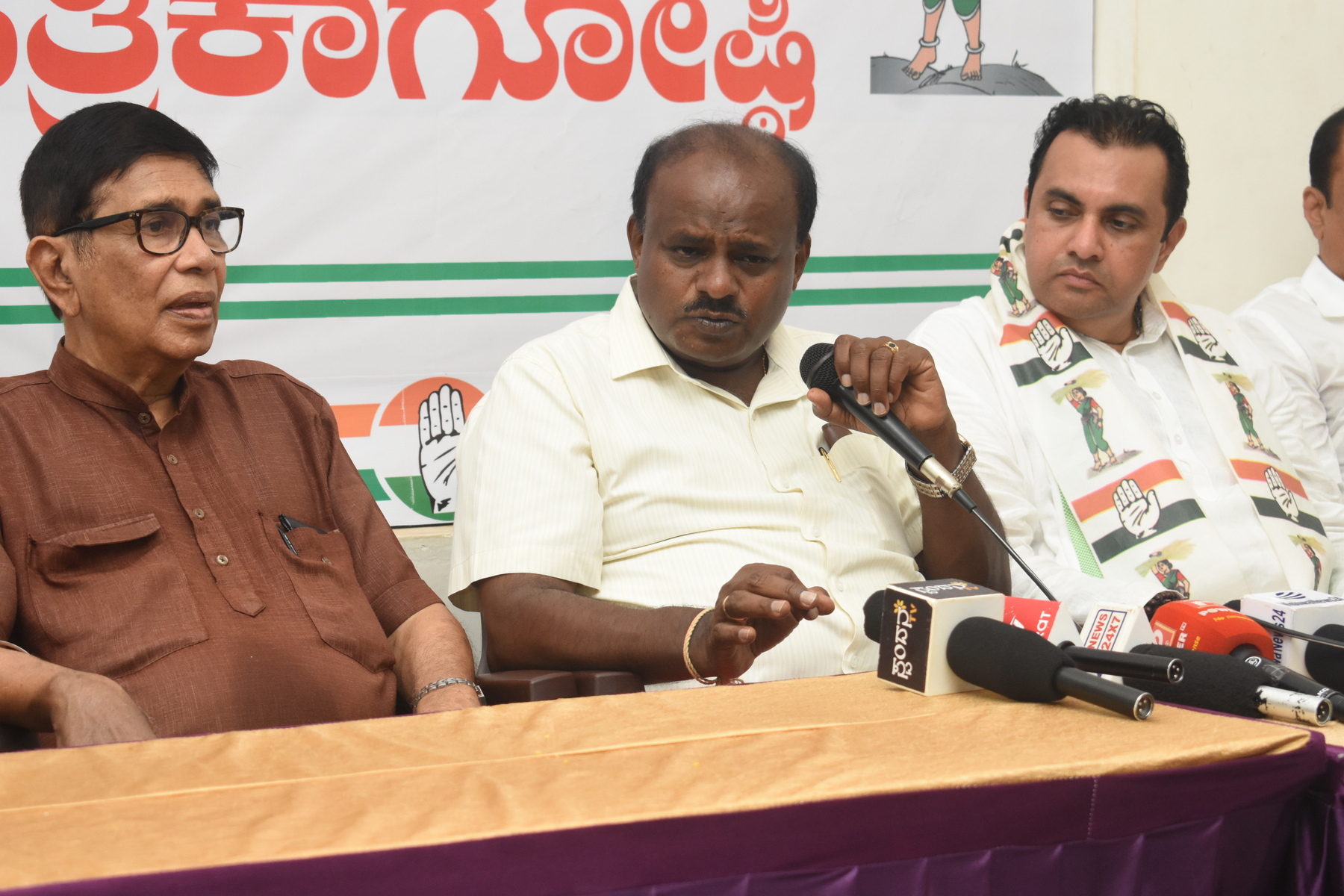 ರೈತರ ಖಾತೆಗೆ ನೇರ ನಗದು: ಚುನಾವಣಾ ಆಯೋಗದ ದ್ವಿಮುಖ ನೀತಿ