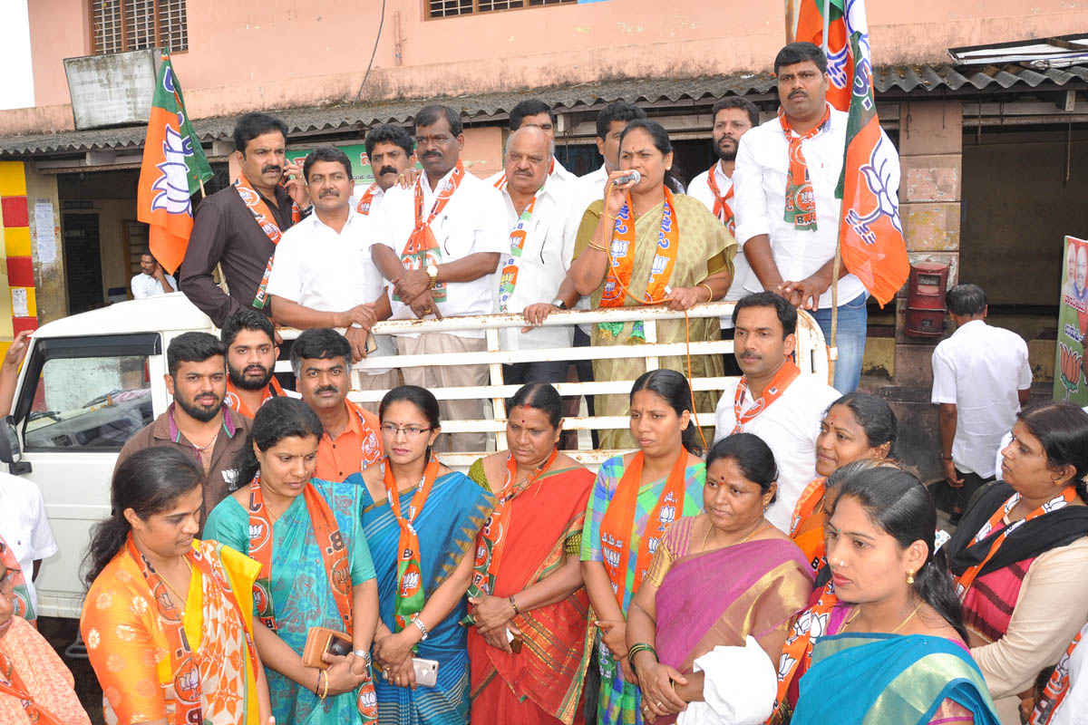 ಪ್ರಮೋದ್ ಮಧ್ವರಾಜ್ ಸಾಂದರ್ಭಿಕ ಶಿಶು: ಶೋಭಾ ಕರಂದ್ಲಾಜೆ