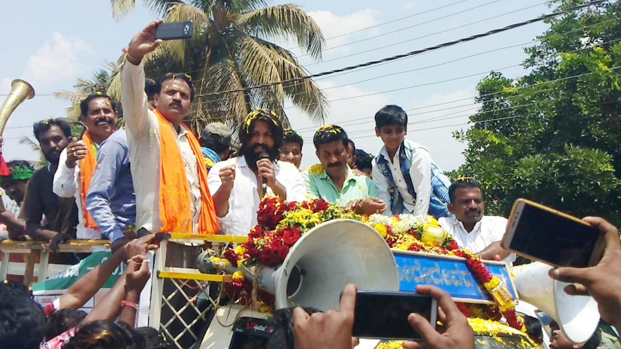 ನೀವು ದಡ್ಡರಲ್ಲ ಎಂಬುದನ್ನು ನಿರೂಪಿಸಿ ಎಂದು ಮತದಾರರಿಗೆ ನಟ ಯಶ್ ಹೇಳಿದ್ದೇಕೆ?