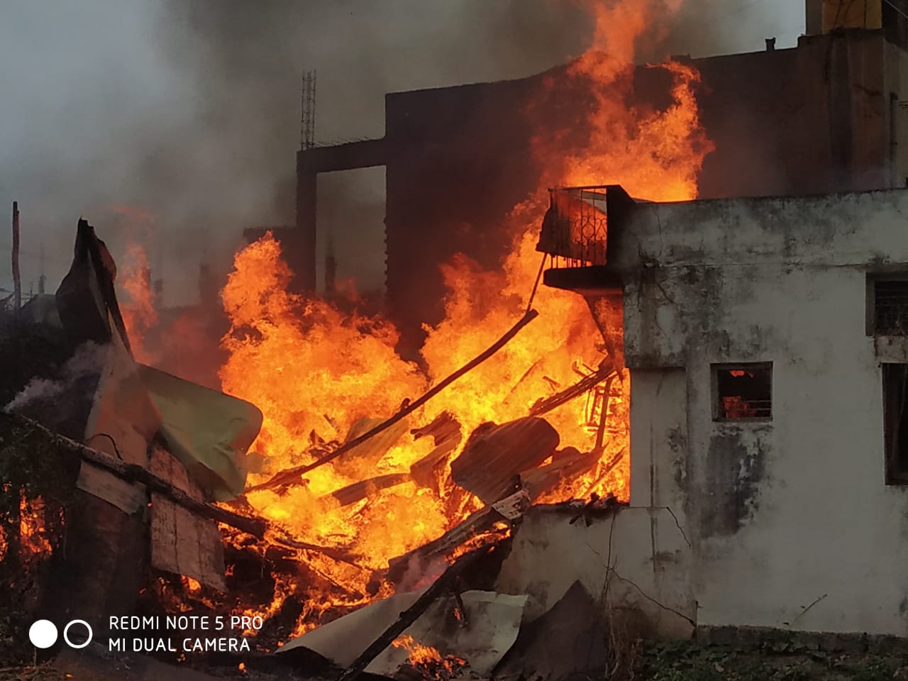 ಆಕಸ್ಮಿಕ ಬೆಂಕಿ: ಪೀಠೋಪಕರಣ ಮಳಿಗೆ ಭಸ್ಮ