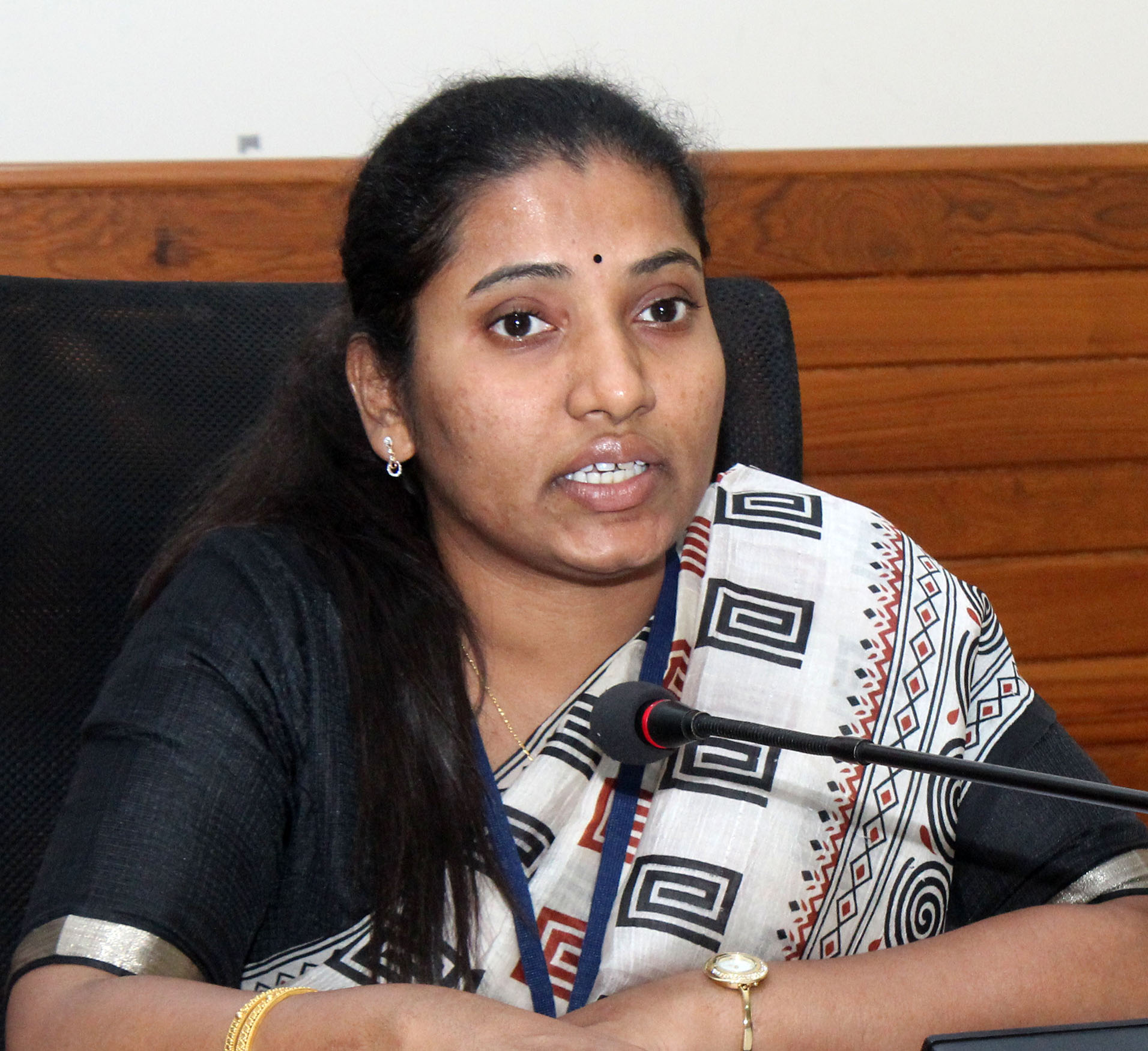 ಮತಯಂತ್ರದಲ್ಲಿ ಅಭ್ಯರ್ಥಿಗಳ ಹೆಸರು ಅಳವಡಿಸುವ ಕಾರ್ಯ ಆರಂಭ: ಹೆಪ್ಸಿಬಾರಾಣಿ ಕೊರ್ಲಪಾಟಿ