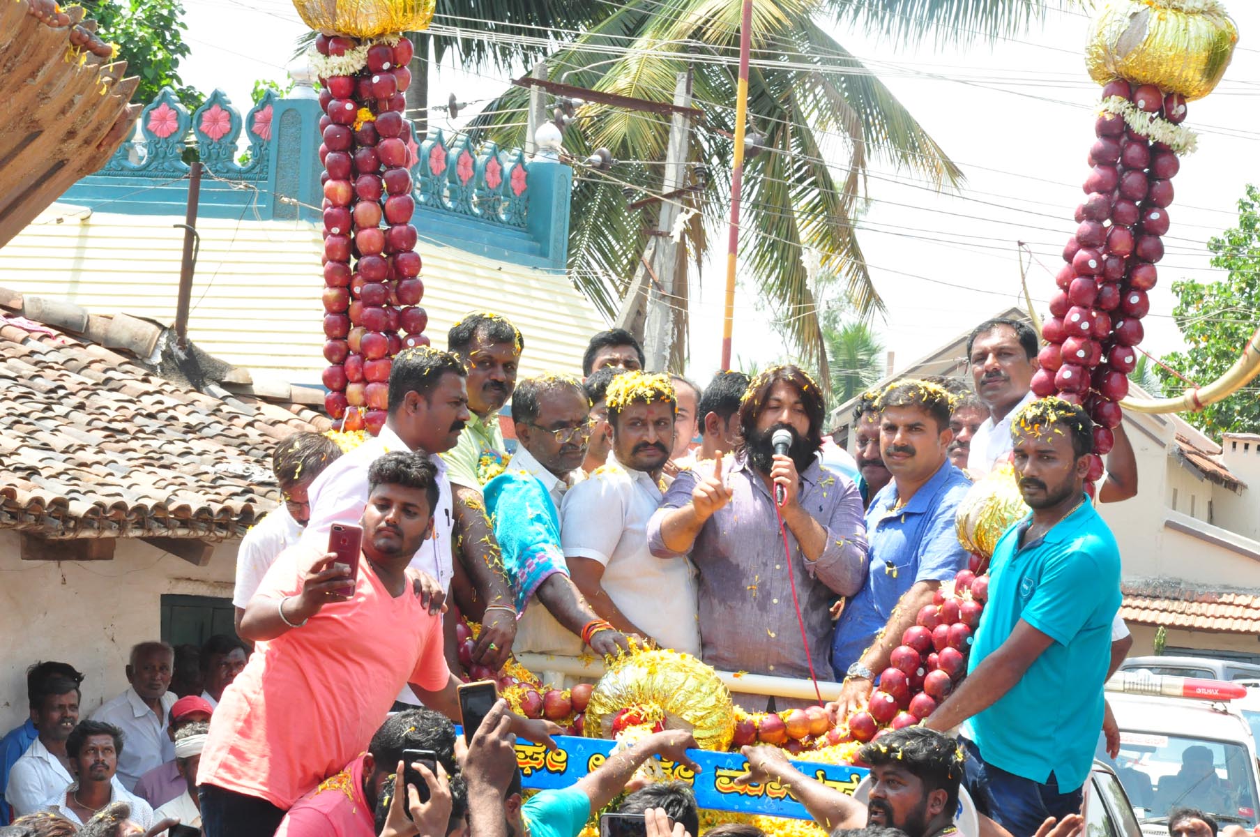 ಪಕ್ಷೇತರ ಅಭ್ಯರ್ಥಿ ಸುಮಲತಾ ಸ್ವಾಭಿಮಾನದ ಪ್ರತೀಕ: ನಟ ಯಶ್