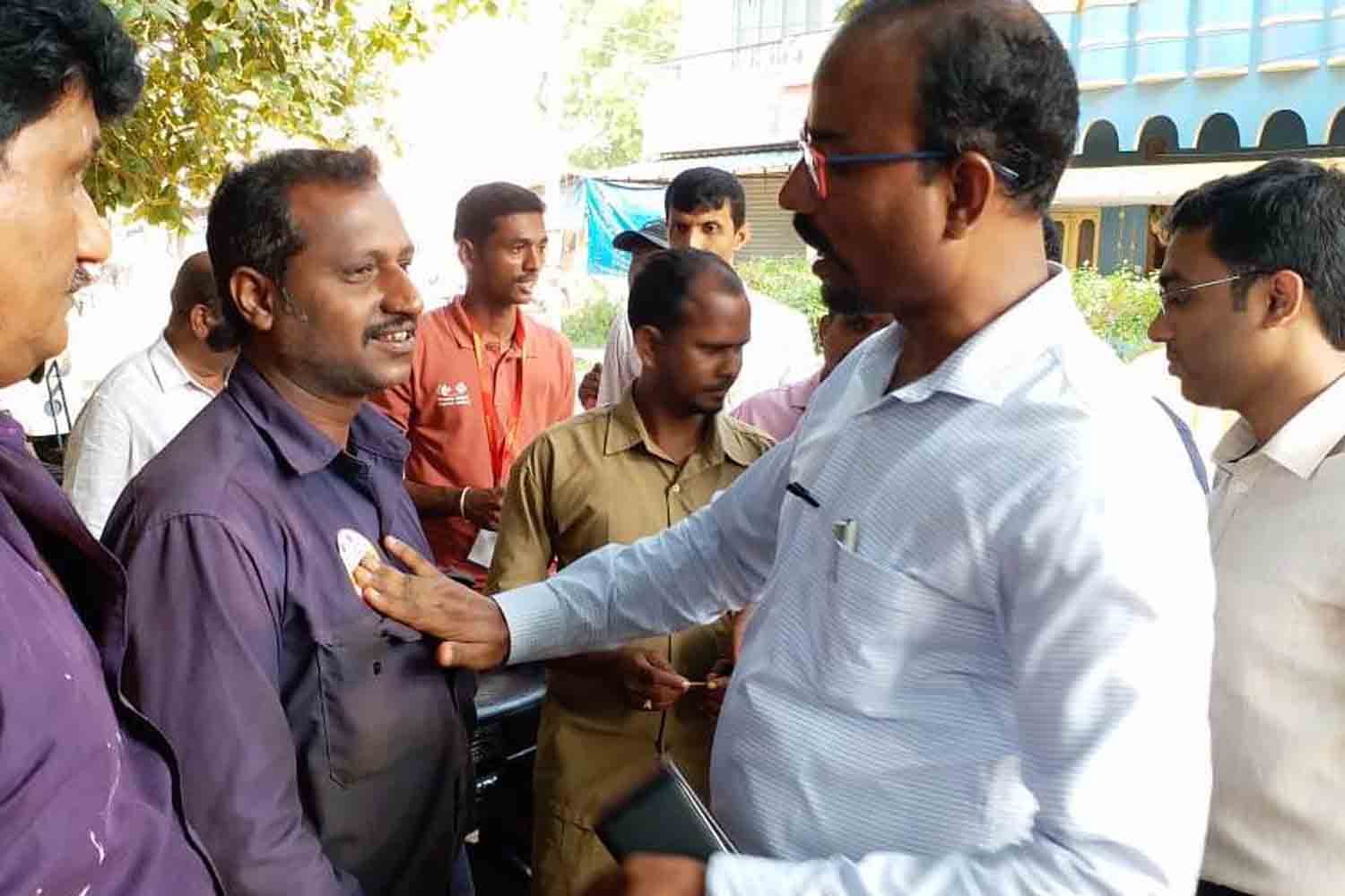 ಶಿವಮೊಗ್ಗ: ಮತದಾನ ಮಾಡುವಂತೆ ಪ್ರೇರೇಪಿಸಲು ಮತದಾರರ ಮನೆ ಬಾಗಿಲಿಗೆ ಜಿಲ್ಲಾಧಿಕಾರಿ