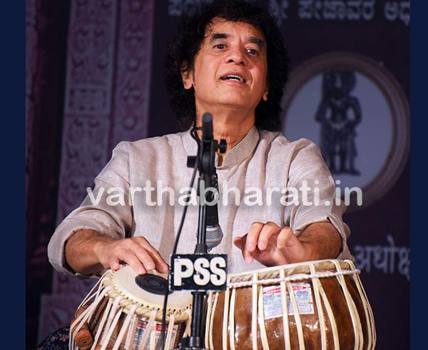 ಉಡುಪಿ ಶ್ರೀಕೃಷ್ಣ ಮಠದಲ್ಲಿ ಝಾಕೀರ್ ಹುಸೇನ್‌ರಿಂದ ತಬ್ಲಾ ವಾದನ