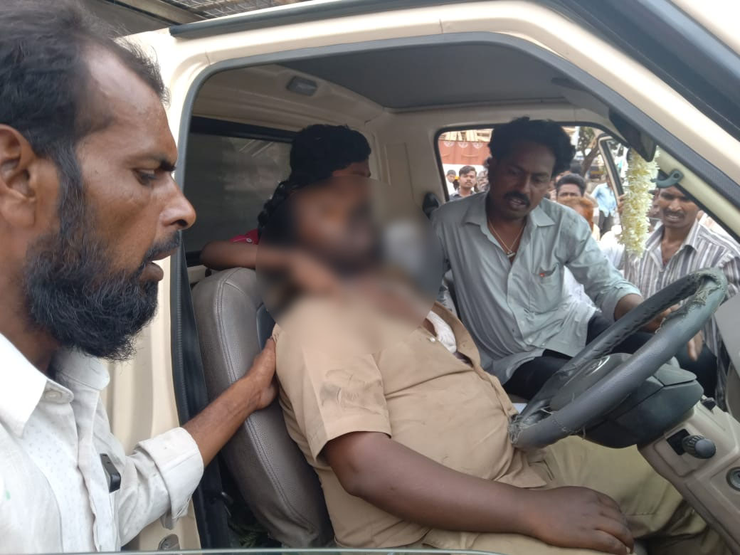 ತುಮಕೂರು: ವಾಹನ ಚಲಾಯಿಸುವ ವೇಳೆ ಹೃದಯಾಘಾತದಿಂದ ತಂದೆ ಮೃತ್ಯು; ಅಪಘಾತ ತಪ್ಪಿಸಿದ ಪುತ್ರ