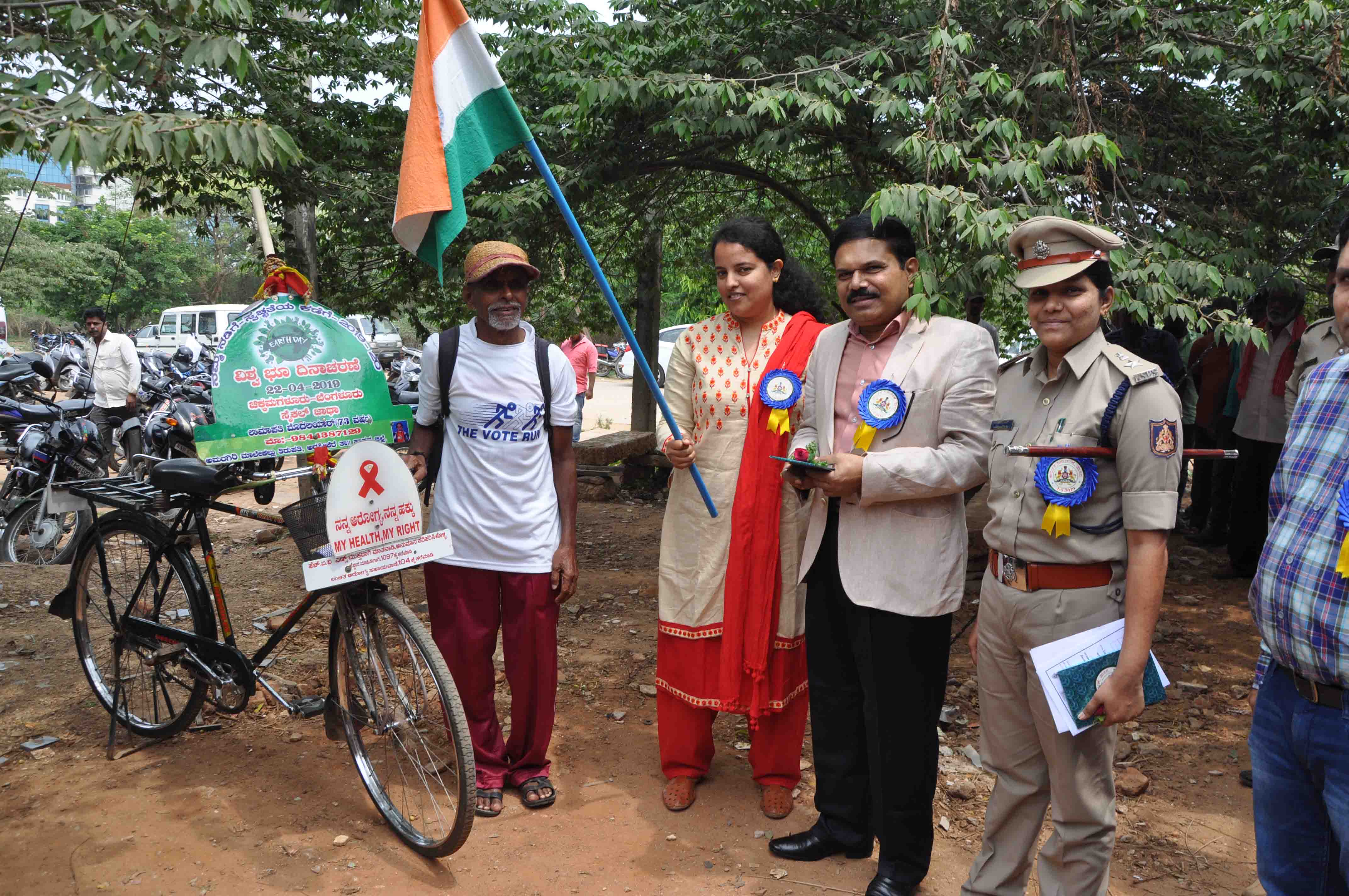 ಸೈಕಲ್ ಏರಿ ಸ್ವಚ್ಛತೆ ಜಾಗೃತಿ; ಹಾಸನ ಜಿಲ್ಲಾಧಿಕಾರಿ ಪ್ರಿಯಾಂಕ ಮೇರಿ ಚಾಲನೆ