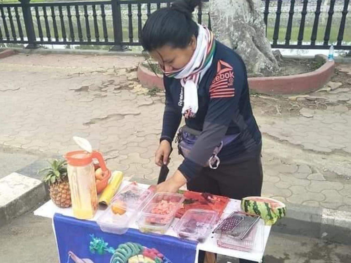 ತರಬೇತಿಗೆ ಹಣ ಹೊಂದಿಸಲು ರಸ್ತೆ ಬದಿ ಹಣ್ಣು ಮಾರುತ್ತಿರುವ ರಾಷ್ಟ್ರೀಯ ಟೇಕ್ವಾಂಡೋ ಆಟಗಾರ್ತಿ