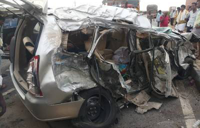 ಡಿವೈಡರ್ ಗೆ  ಕಾರು ಢಿಕ್ಕಿ; ಐವರ ಸಾವು