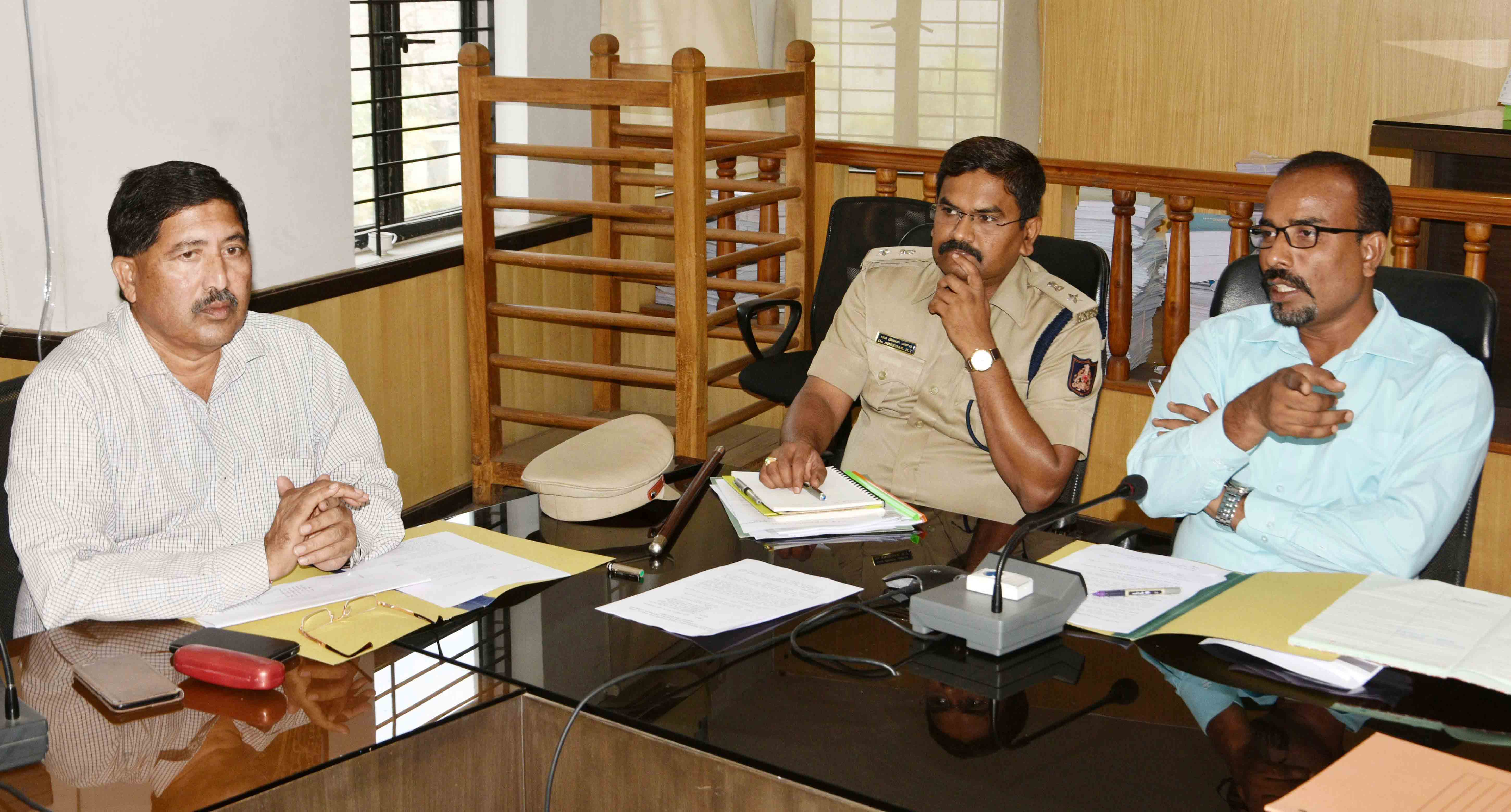 ಅನಧಿಕೃತ ವಾಹನಗಳಲ್ಲಿ ಕಾರ್ಮಿಕರ, ವಿದ್ಯಾರ್ಥಿಗಳ ಸಾಗಾಟ ಸಂಪೂರ್ಣ ನಿರ್ಬಂಧ: ಶಿವಮೊಗ್ಗ ಡಿಸಿ