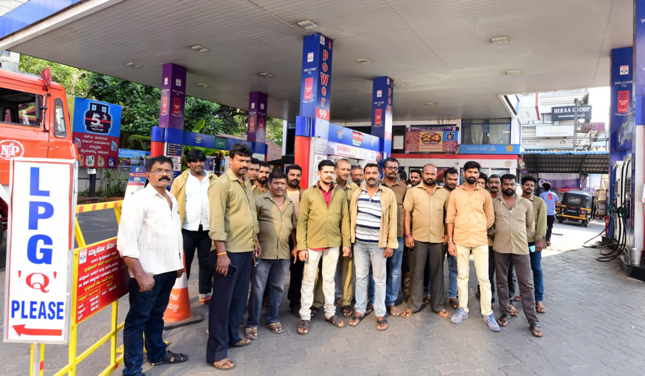 ಪೆಟ್ರೋಲ್ ಬಂಕ್‌ನಲ್ಲಿ ಇಂಧನ ಬೆಲೆ ತಾರತಮ್ಯ; ಆರೋಪ